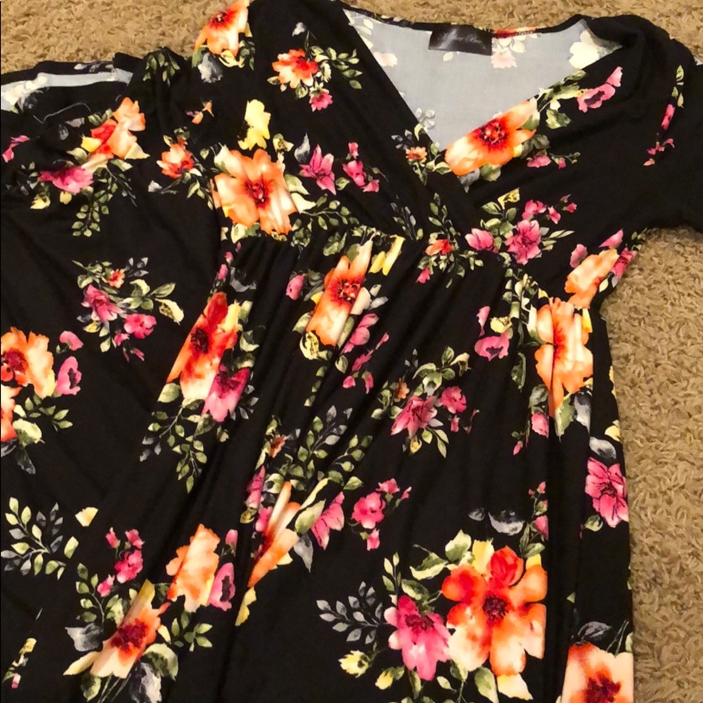 🌸 Gorgeous Black Floral Maternity/Nursing Dress